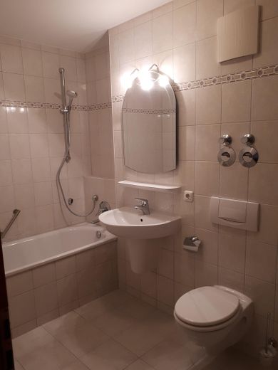 Traumhafte Wohnung im Stadtzentrum von Moosburg – Wannenbad