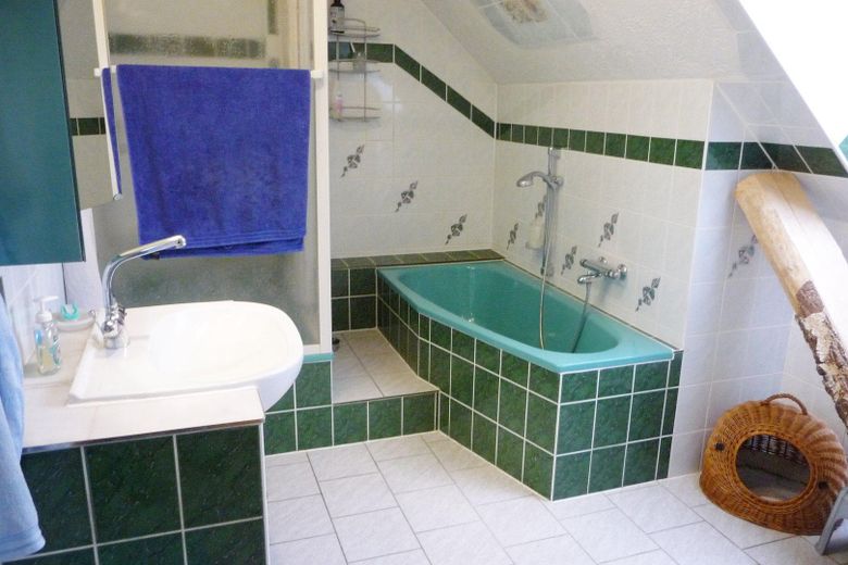 Schönes modernes Einfamilienhaus in guter Lage – Hauptbad im Obergeschoss