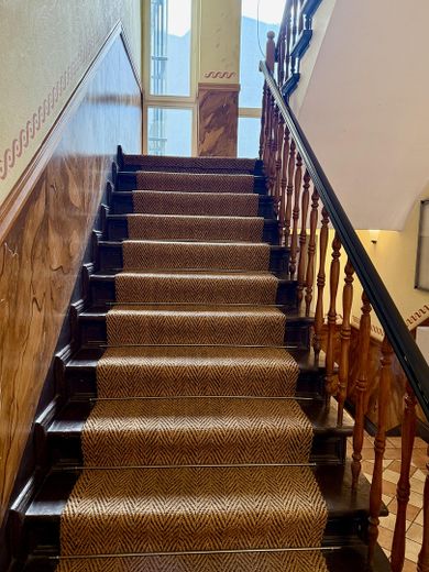 Provisionsfrei: 89m² Altbau am Helmholzplatz, Balkon, bezugsfrei – Treppenhaus 