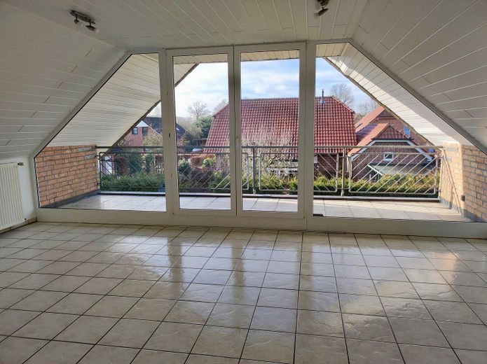 Lichtdurchflutete 3-Zimmer-Wohnung mit großem Balkon, Garage & Glasfaser – Borken-Marbeck – Wohnzimmer + Balkon