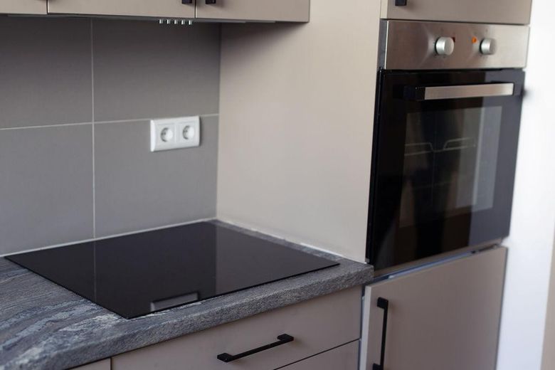 ¡Sin comisión! Tu hogar en Charlottenburg: luminoso apartamento de 3 habitaciones con balcón, cocina equipada y ascensor – Details Küche