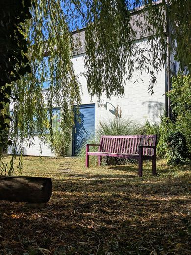 Amplia casa adosada en esquina con vivienda independiente, jardín, chimenea y sauna – Familienhaus mit Garten