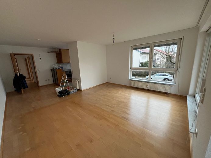 Schöne 3,5-Zimmer-Wohnung mit Balkon in Gerlingen – Wohnzimmer und Essbereich