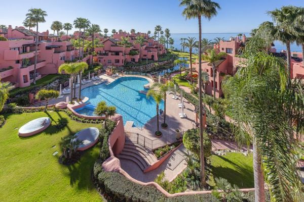 Vollständig möbliertes Duplex-Penthouse in erster Strandlinie in Cabo Bermejo, Estepona