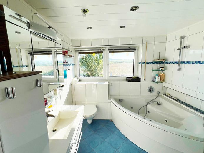 Modernes Bad mit Badewanne