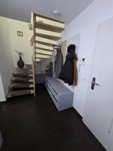 Hausgefühl statt Wohnung: Moderne 3-Zi.-Maisonette mit Garten, Terrasse & Balkon (BJ 2013) – Garderobe