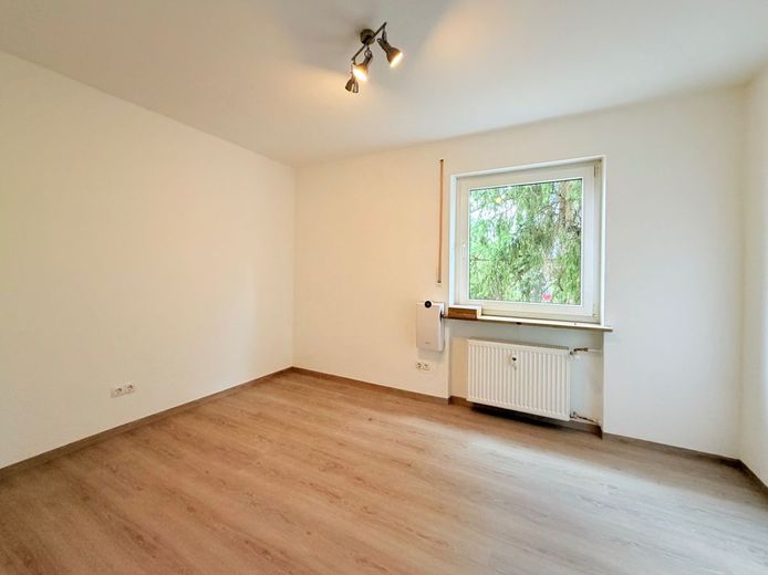 Renovierte EG 4-Zimmer WHG mit Balkon, Einbauküche und Garage – Kinderzimmer