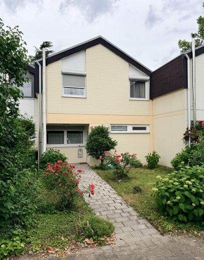 Miejsce dla rodziny – środkowy segment domu szeregowego z ogrodem, balkonem, garażem i instalacją fotowoltaiczną – Hausansicht