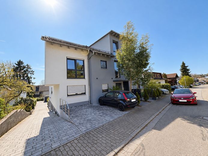 Attico di 4 locali di prima qualità con terrazza sul tetto e garage + posto auto – senza commissioni – Aussenansicht Strasse