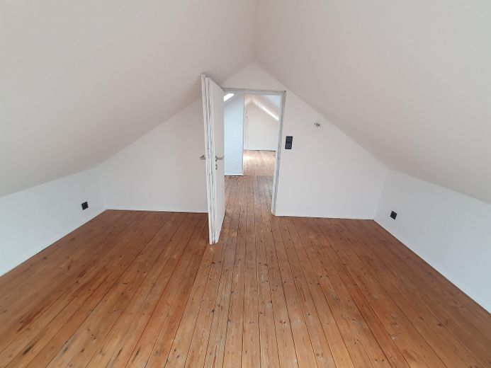 Elegante und große  Wohnung - Dachgeschoss - mit viel Platz – Zimmer im Spitzboden