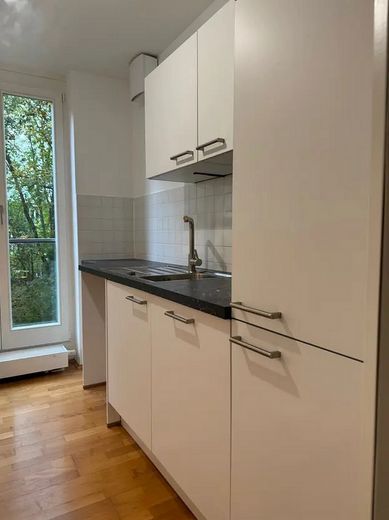Stilvoll wohnen in Moosach/Nymphenburg: Helle 2-Zimmer-Wohnung mit Balkon in idyllischer Wohnanlage – Küche
