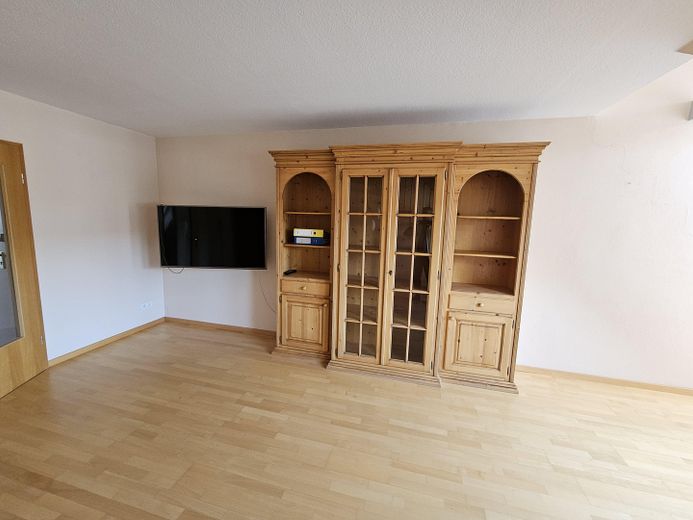 Wohnzimmer 1. DG - Schrank +TV