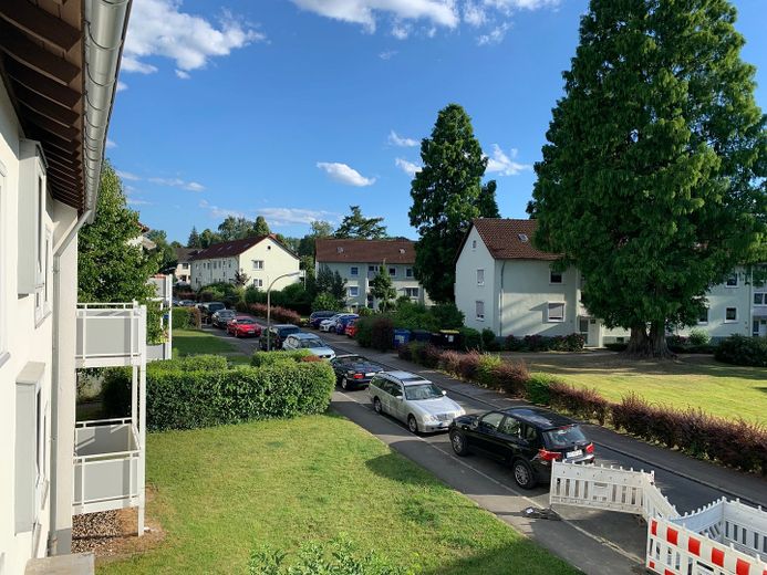 Schöne helle 2,5-Zimmerwohnung mit neuem Tageslichtduschbad und Süd-Westbalkon – Aussicht