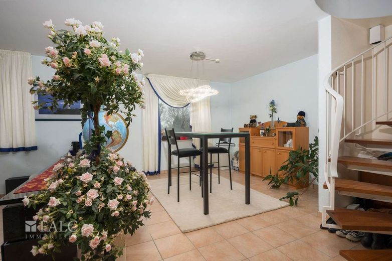 Helle Maisonette-Wohnung mit Terrasse, Fußbodenheizung und eigenem Saunaraum – Esszimmer