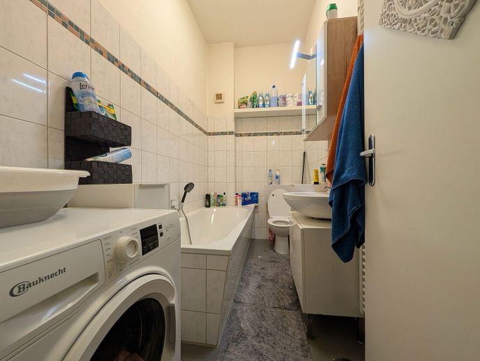 Centralne mieszkanie 1-pokojowe w Nauen – umeblowane, garaż i czynsz ryczałtowy wraz z prądem i kosztami dodatkowymi – Badezimmer mit Badewanne