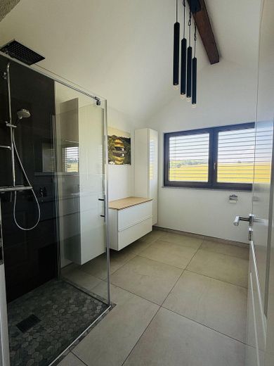 Casa unifamiliare moderna con qualità da nuova costruzione (anno di costruzione 2021), vista panoramica libera, aria condizionata e 3 posti auto in garage – Badezimmer oben