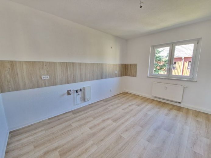 ALTBAUWOHNUNG mit großer Küche - Küche und Bad mit Fenster – Foto 1