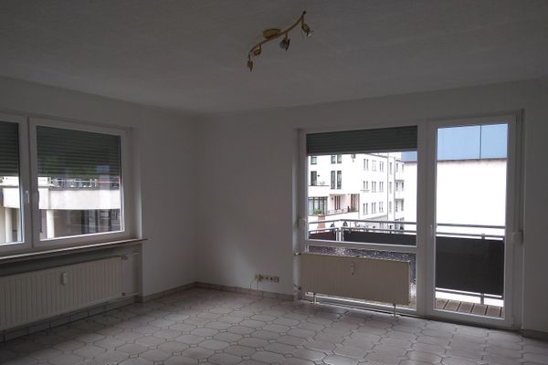 2 locali con cucina, bagno e balcone vicino alla città, pronto per essere abitato