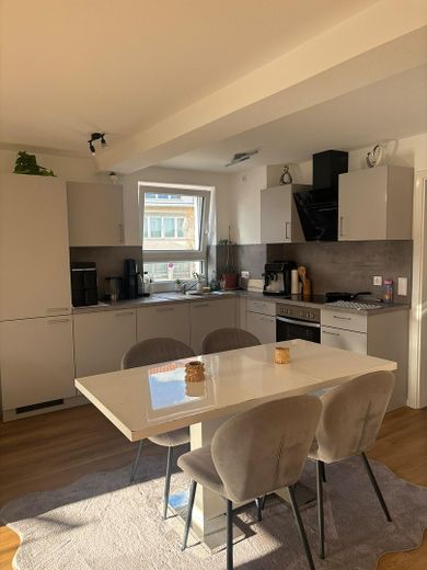 شقة جديدة مُجددة بالكامل من 4 غرف بمساحة 111م2 مع شرفة كبيرة – Küche Esszimmer