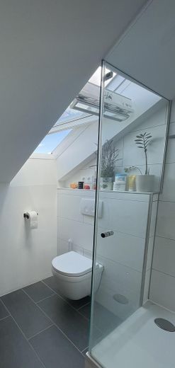Gepflegtes und umfassend saniertes Reihenmittelhaus in Kirchseeon – sofort bezugsfrei – Badezimmer 2 DG