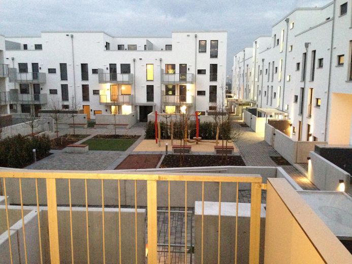 Einziehen und Wohlfühlen: Neubau-Standard in Frankfurt-Riedberg – Balkon-Aussicht