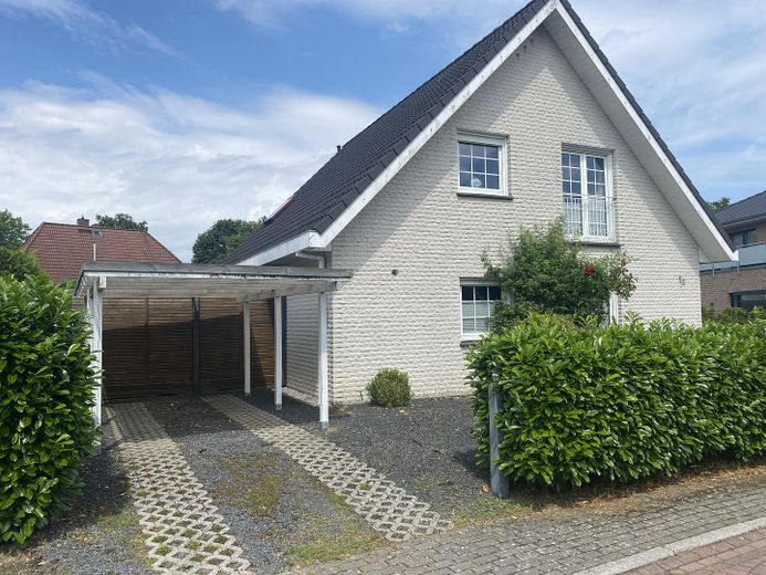 Charmantes Einfamilienhaus in Ostseenähe - Provisionsfrei – Hausansicht mit Carport