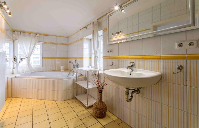 PROVISIONSFREI: Denkmal-Villa & 5 FEWOs | Rendite, Eigennutz o. Baupotenzial auf 1.203 m² – Bad Wohnung 2 OG