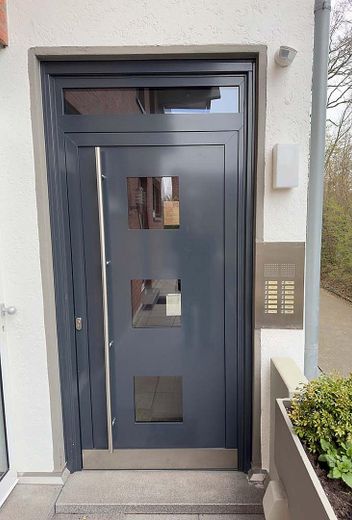 Haustür mit Klingeln