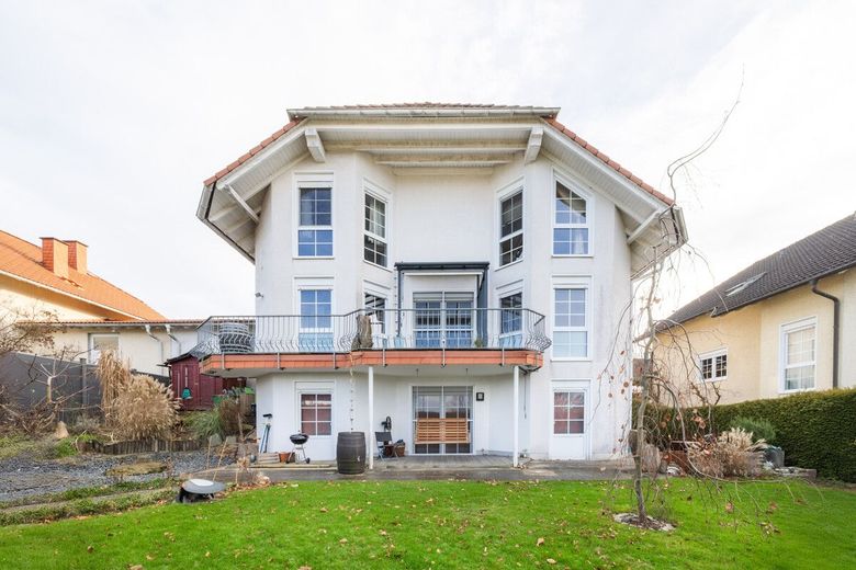 Einfamilienhaus mit Einliegerwohnung, Doppelgarage und Garten. Willkommen in Horhausen! – Gartenansicht