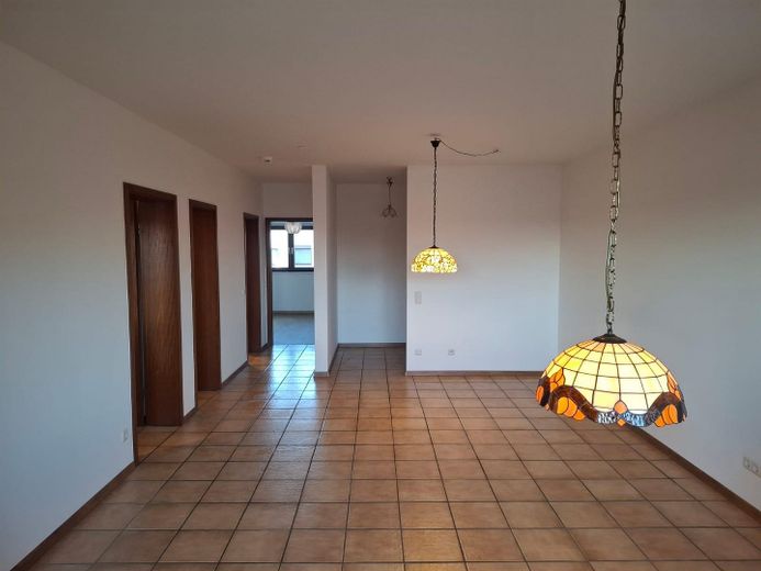 Państwa dom w sercu Bad Windsheim z zabudowaną kuchnią i balkonem – Foto 1