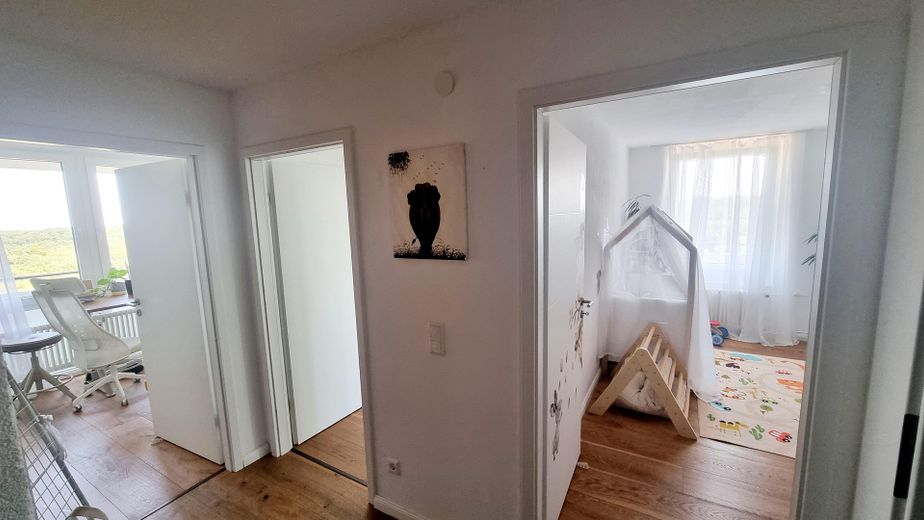 Gang mit Blick in die Zimmer