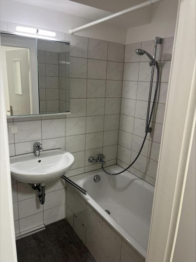 Piękne mieszkanie jednopokojowe z zabudowaną kuchnią w spokojnej i centralnej lokalizacji – Badezimmer mit Badewanne