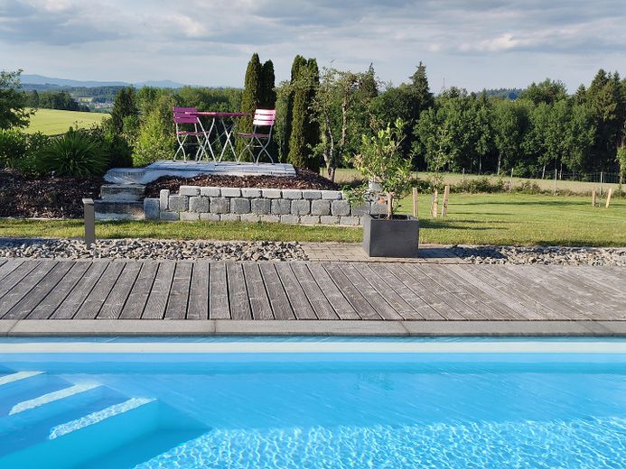 Einzigartiges Anwesen in unverbaubarer Alleinlage - naturnah wohnen, perfekt angebunden – Aussicht vom Pool