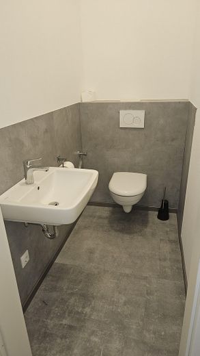 Halle commerciale neuve avec surface de bureaux dans un emplacement central idéal – WC Damen