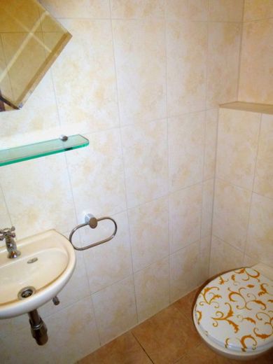 100 m² | Provisionsfrei | Dachgeschoßwohnung | Weitsicht über Felder und Wiesen – Gäste WC