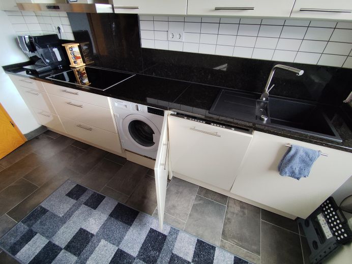 Grand appartement de 4 pièces avec balcon et place de parking en sous-sol, dans un quartier prisé de Bad Homburg – Küche