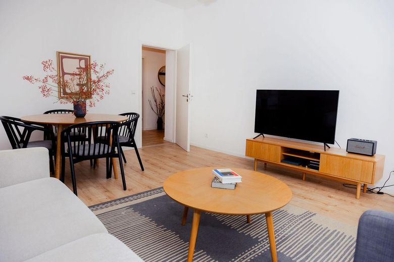 ¡Sin comisión! Tu hogar en Charlottenburg: luminoso apartamento de 3 habitaciones con balcón, cocina equipada y ascensor – Wohnzimmer