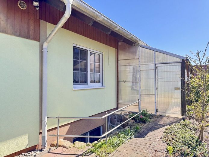 HORN IMMOBILIEN + Einfamilienhaus mit Einbauküche, Doppelgarage und Keller in Krugsdorf bei Pasewalk – Hausansicht