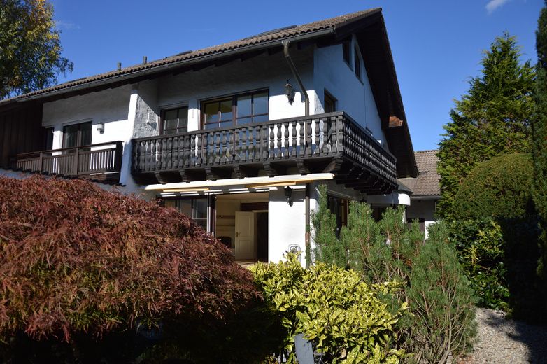 Exceptional semi-detached house with potential and a dream garden – prime location on Portenlängerstraße in Grünwald – Hausansicht vom Garten