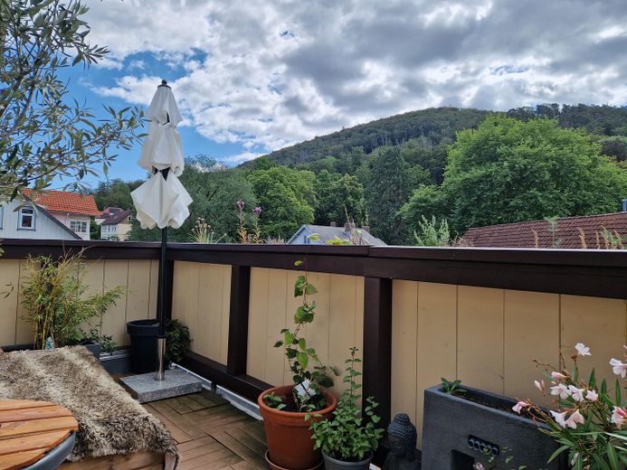 Wohnung mit Fernsicht – Balkon links