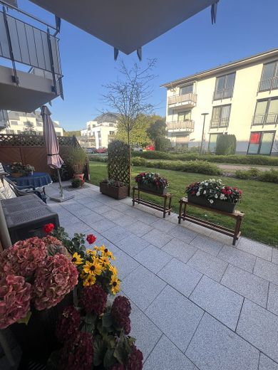 riesengroße Terrasse