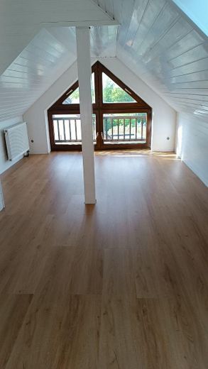Modern renovierte 3,5-Zimmer-Maisonette mit großem Hobbyraum und Balkon – Foto 3