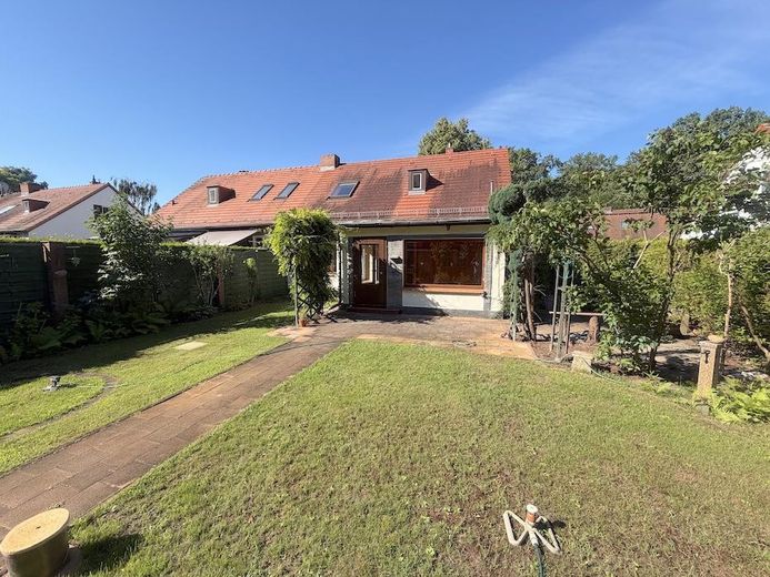 Ländliche Idylle mitten in der Stadt ! Ihr künftiges Zuhause mit herrlichem Garten und 3 Garagen ! – Gartenansicht