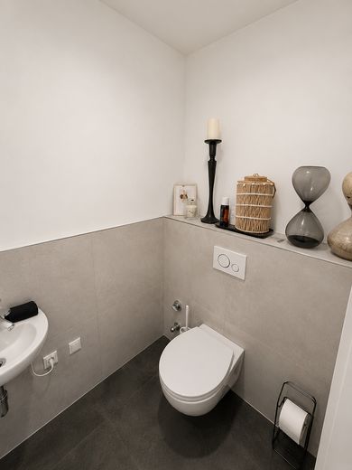 Penthouse-Wohnung mit Blick auf den Markt – Gäste-WC