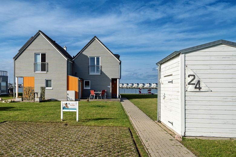 Semi-detached house in the Baltic Sea resort Olpenitz Kappeln, waterside location with large plot – Gesamtansicht mit 2 Stellplätz