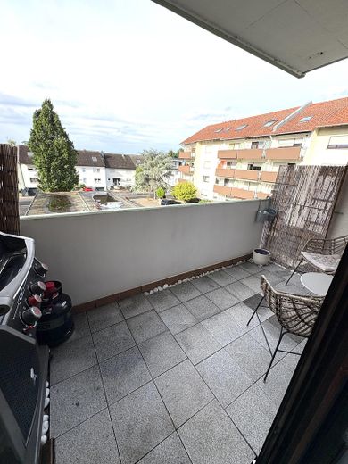 Gruntownie wyremontowane 4-pokojowe mieszkanie z garażem, balkonem i kuchnią Häcker – gotowe do zamieszkania w Schwetzingen – Balkon