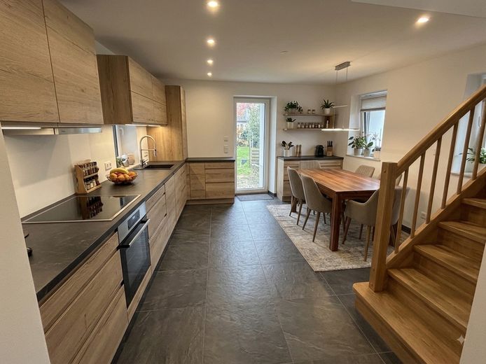 Wohnen wie im Eigenheim: 5-Raum-Maisonette, Terrasse, Garten, Erstbezug, Energiesparhaus – Küchenbeispiel (KI-bearbeitet)