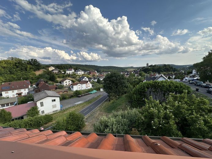 Renovierte Erdgeschoss- und Dachgeschosswohnung mit toller Aussicht zu vermieten – Wohnung Dachgeschoss