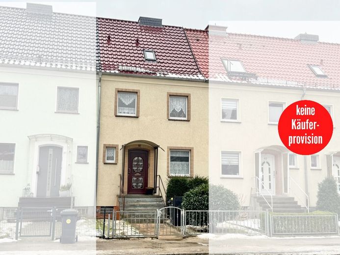 HORN IMMOBILIEN ++RESERVIERT! Neubrandenburg Vogelviertel, gepflegtes Reihenmittelhaus mit Garage und Terrasse – Hausansicht Straßenseite