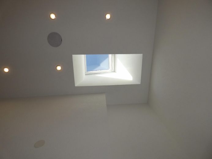 Hochwertige 3-Raum-Dachgeschosswohnung mit großer Dachterrasse in ruhiger Top-Lage – Dachfenster über Wanne 